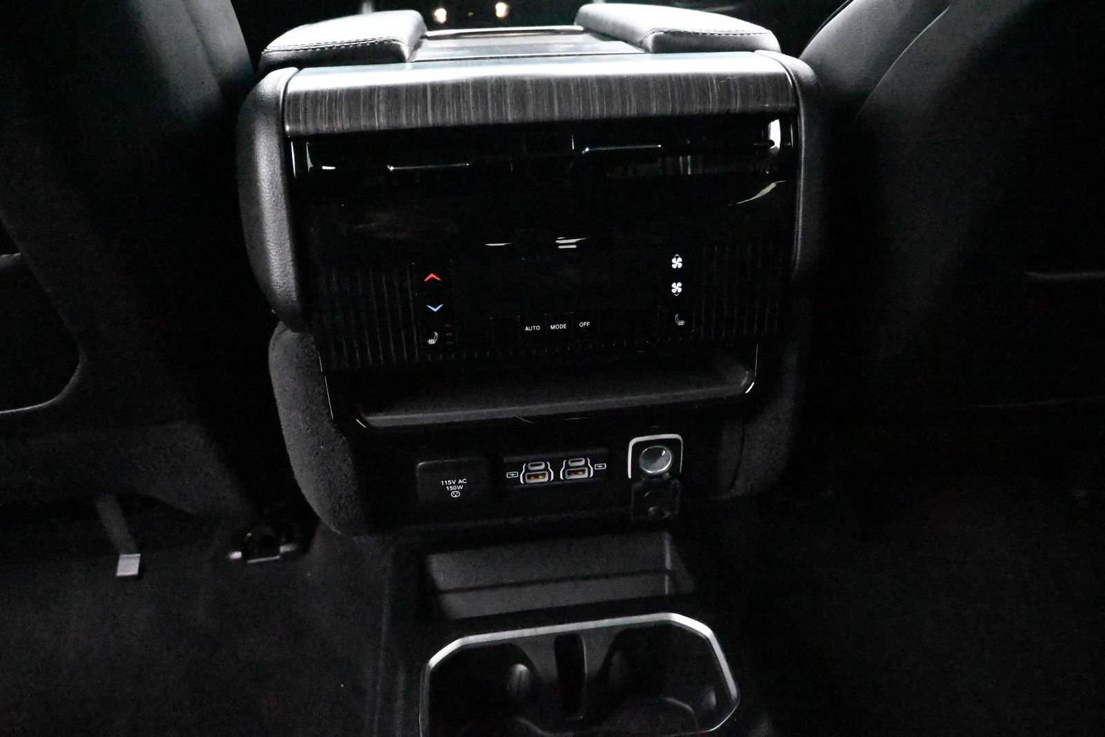 Used 2024 Jeep Wagoneer Series III AWD/4WD image 17