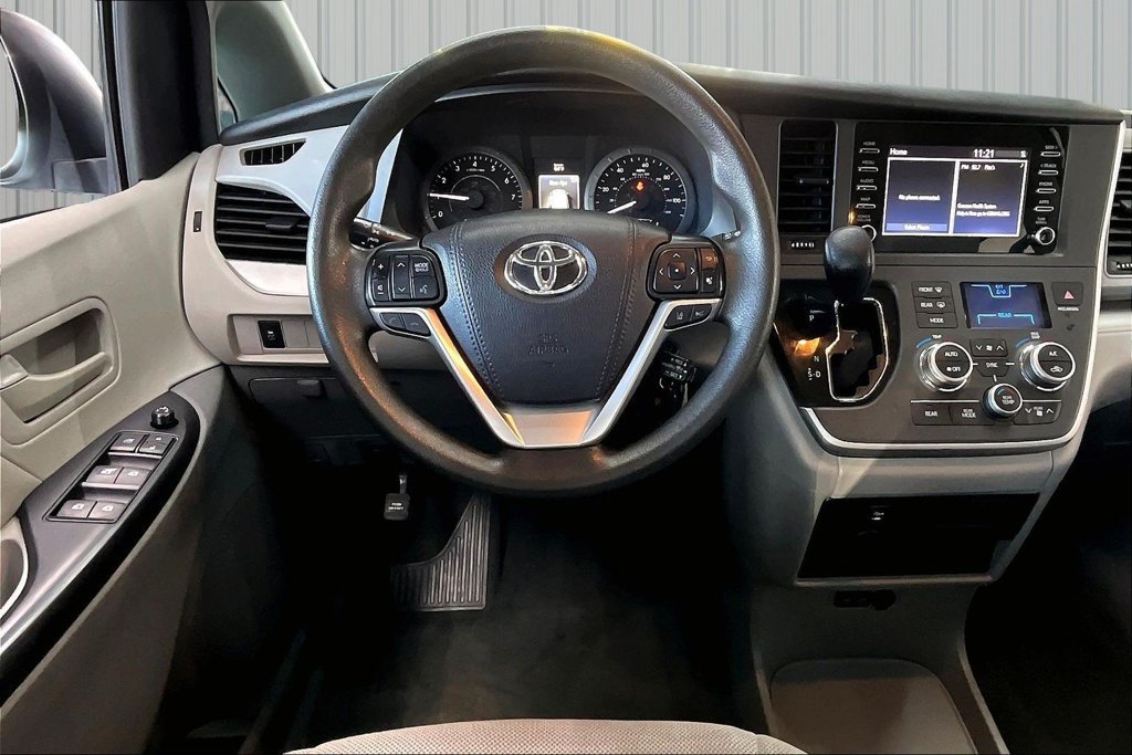 Used 2020 Toyota Sienna L FWD image 8