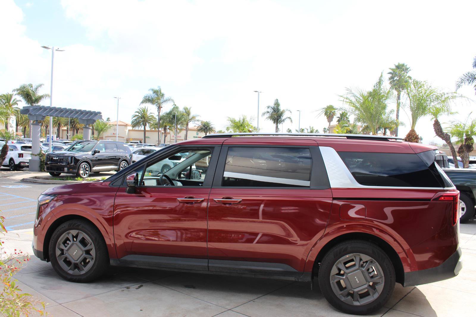 Used 2026 Kia Carnival EX image 6