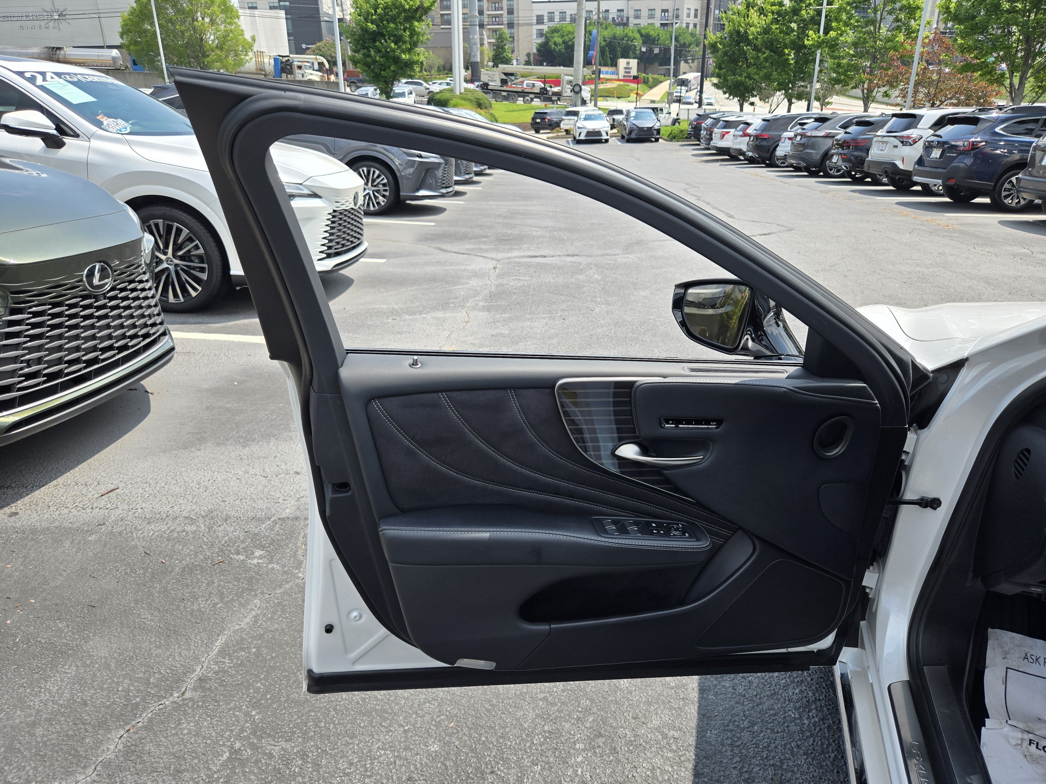 Used 2019 Lexus LS 500 w/ Accessory Package (Z1) RWD image 12