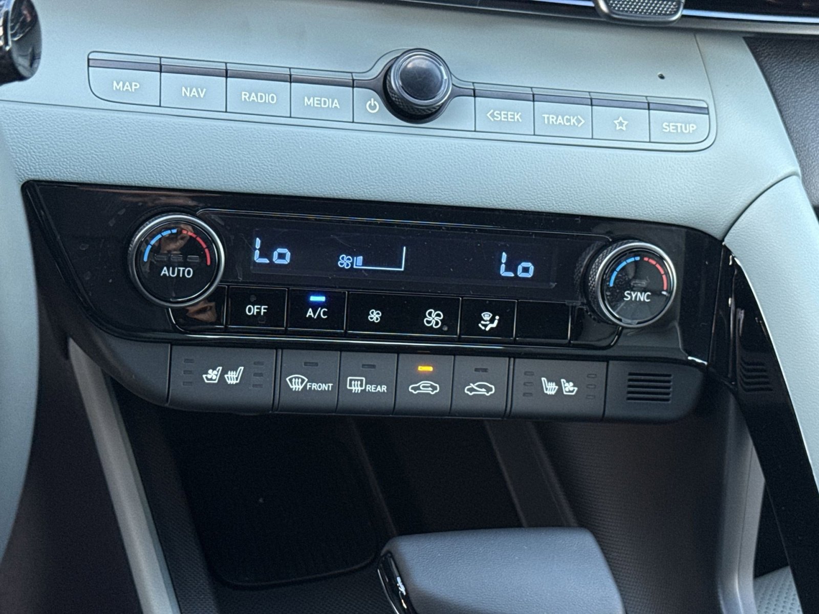 New 2025 Hyundai Elantra Limited image 21