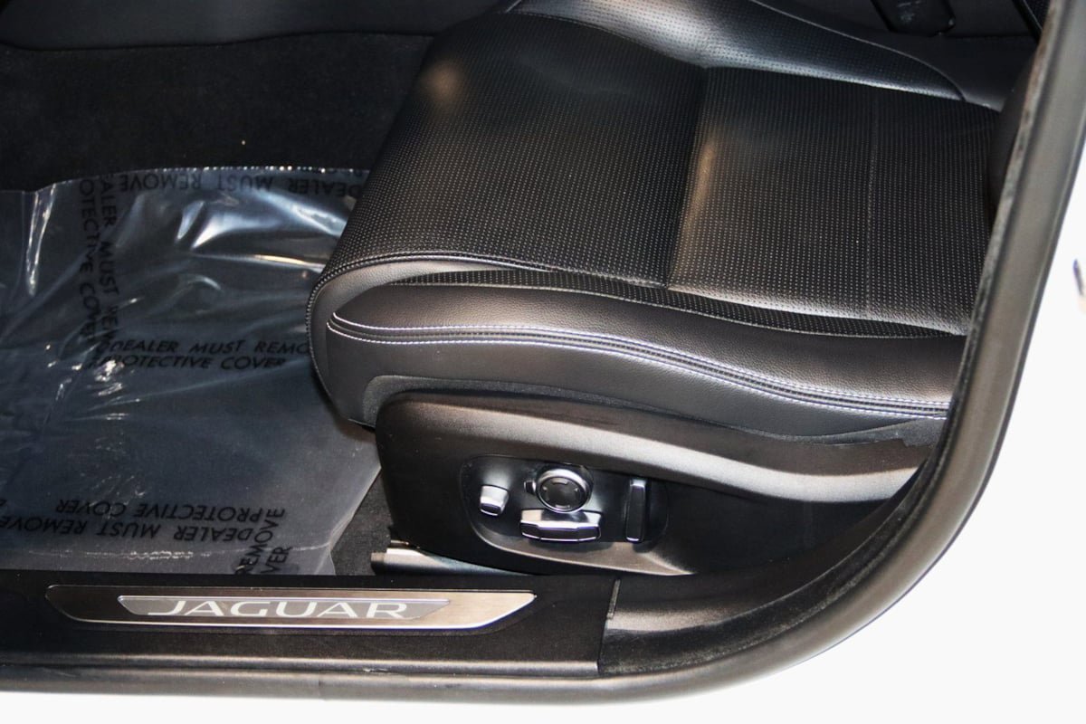 Used 2021 Jaguar XF R-Dynamic SE image 37