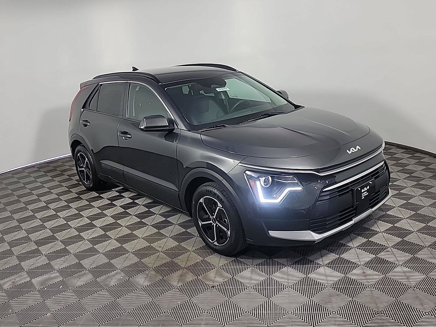 Certified 2023 Kia Niro EX FWD image 2