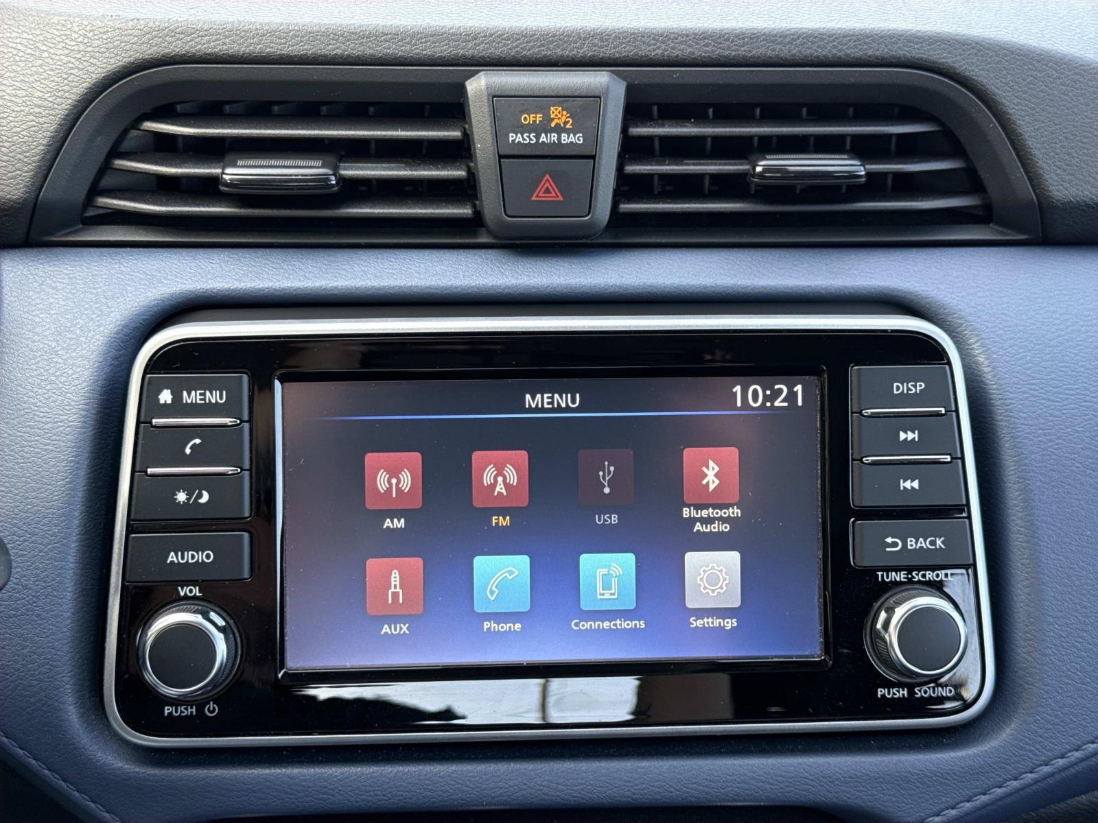 Used 2025 Nissan Versa SV FWD image 9