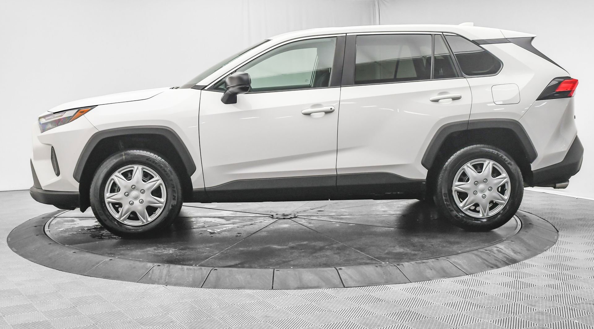 Used 2023 Toyota RAV4 LE AWD/4WD image 4
