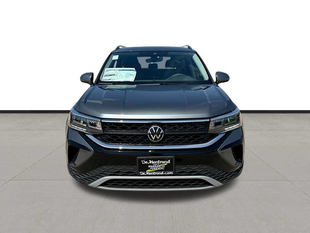 Used 2024 Volkswagen Taos SE FWD image 2