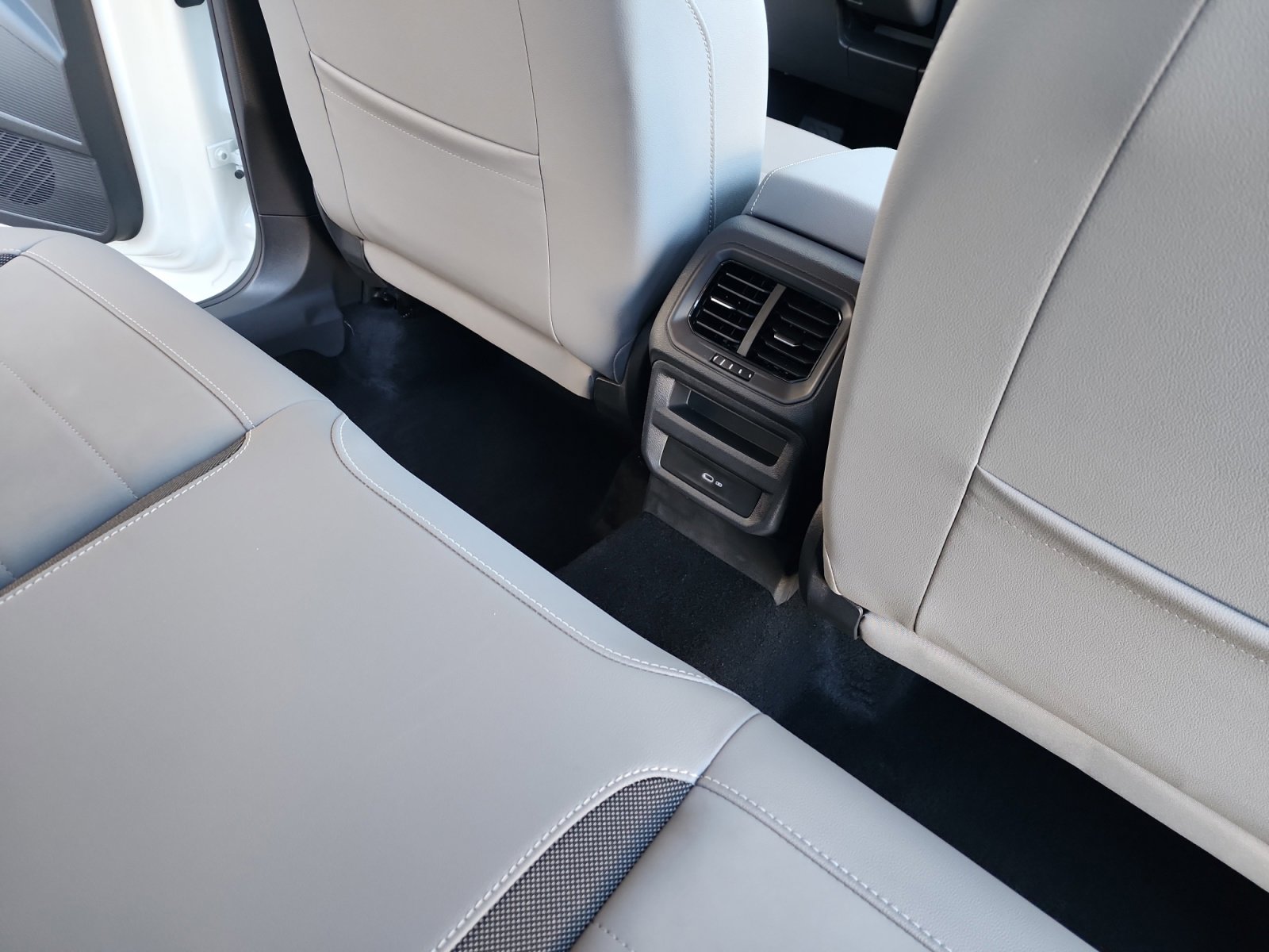 Certified 2024 Volkswagen Taos SE image 32