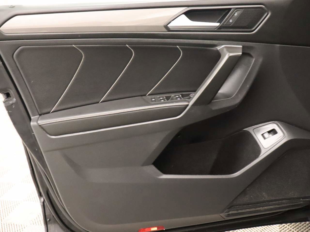 Used 2022 Volkswagen Tiguan SE w/ Panoramic Sunroof Package image 17