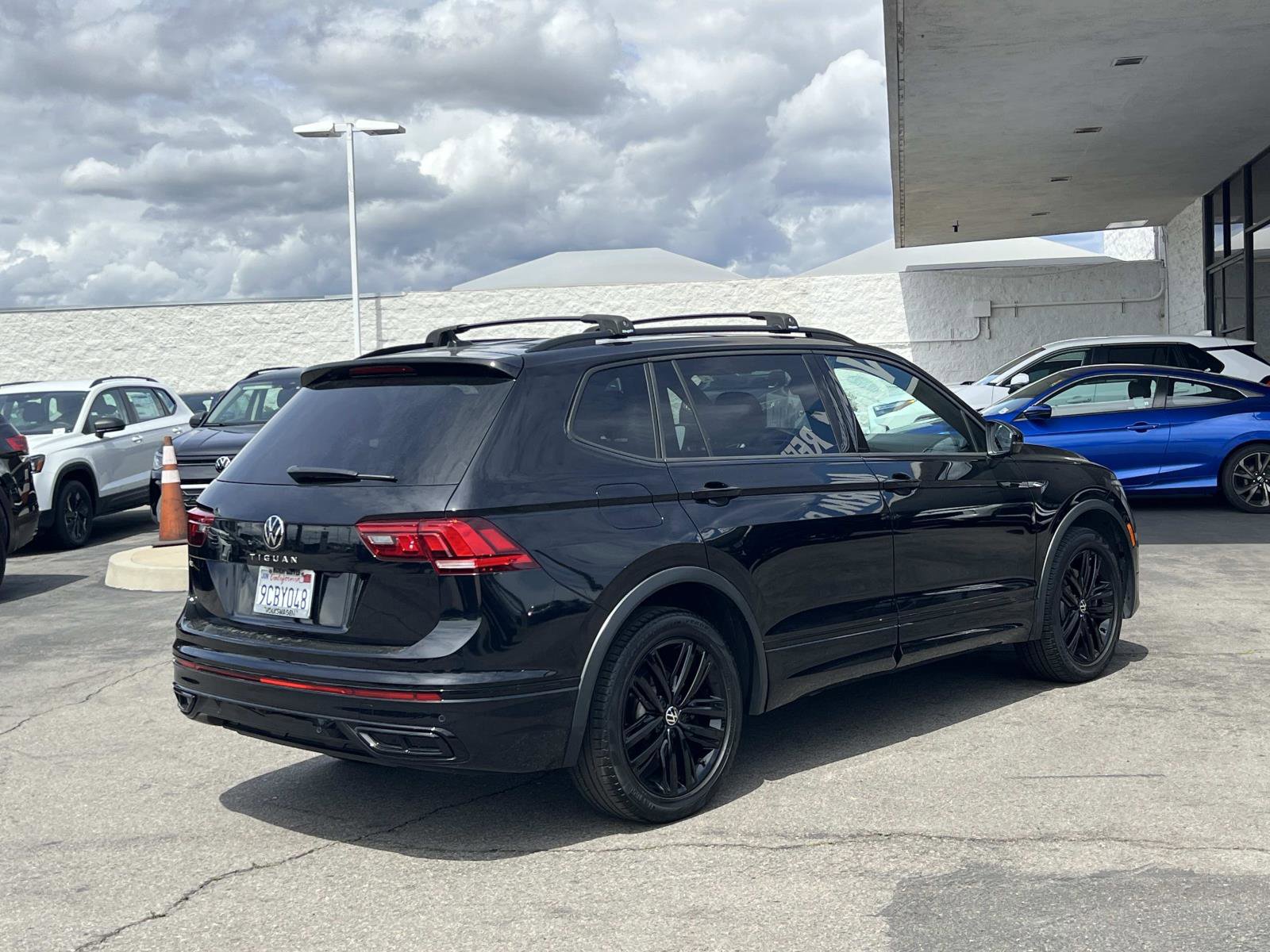 Certified 2022 Volkswagen Tiguan SE R-Line FWD image 27