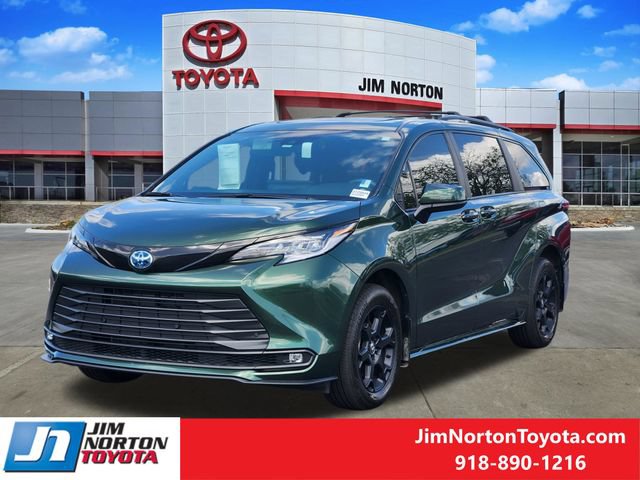 Used 2025 Toyota Sienna XLE Woodland Edition AWD/4WD image 3