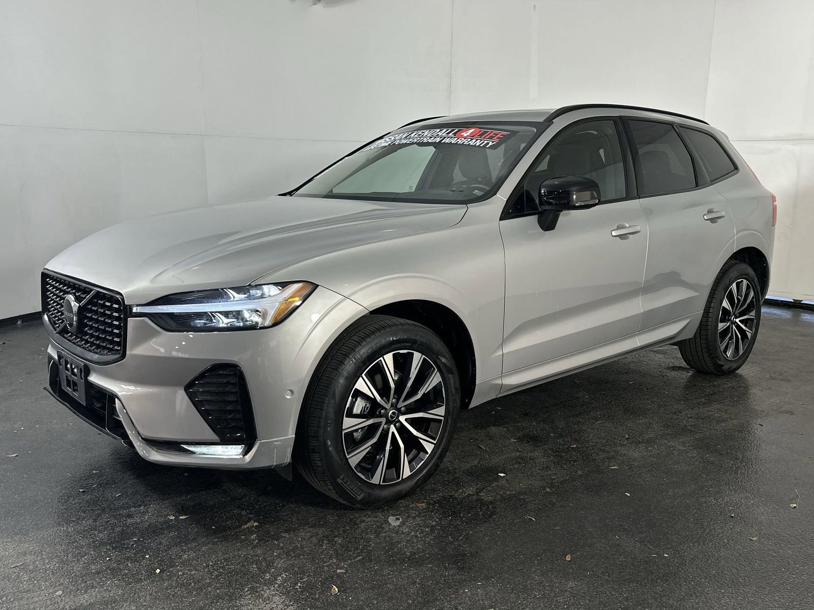 Used 2025 Volvo XC60 B5 Plus image 4