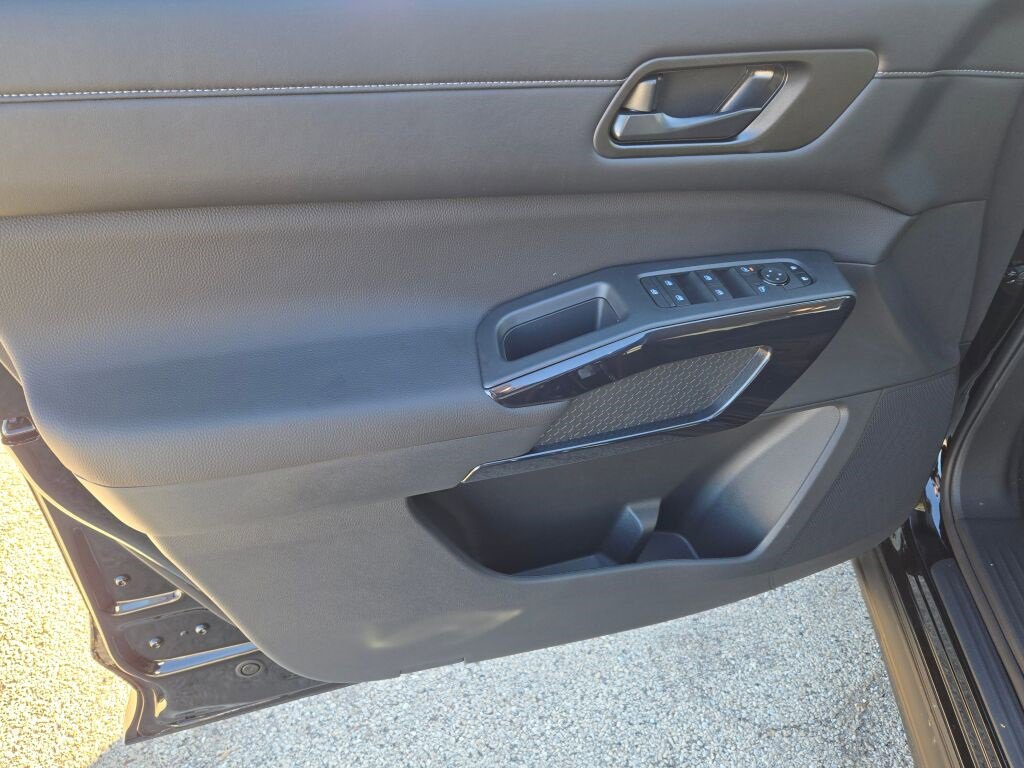 New 2025 Nissan Pathfinder SV w/ Black Appearance Package image 23