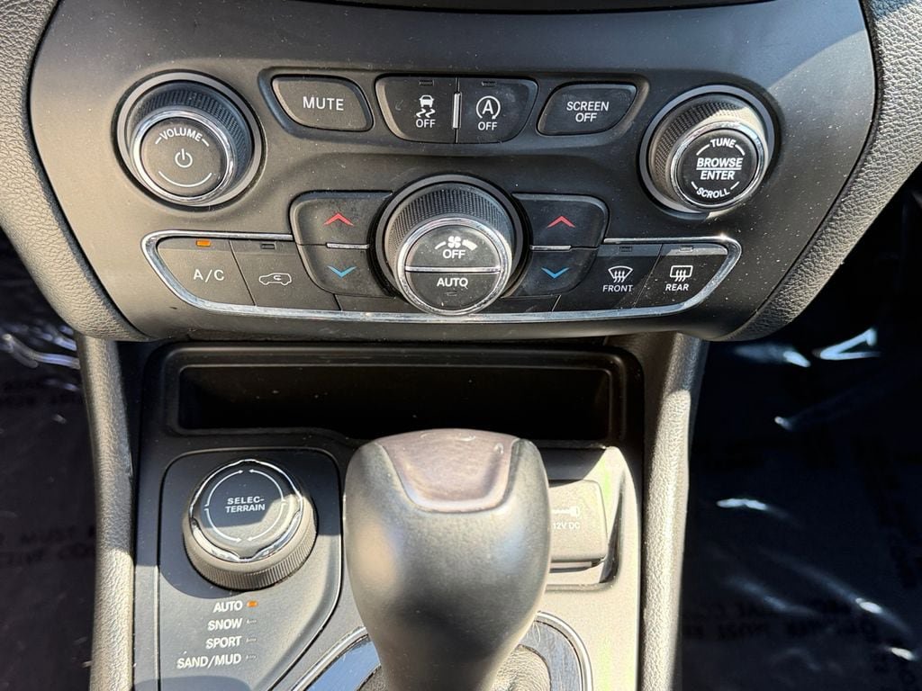 Used 2019 Jeep Cherokee Limited image 26