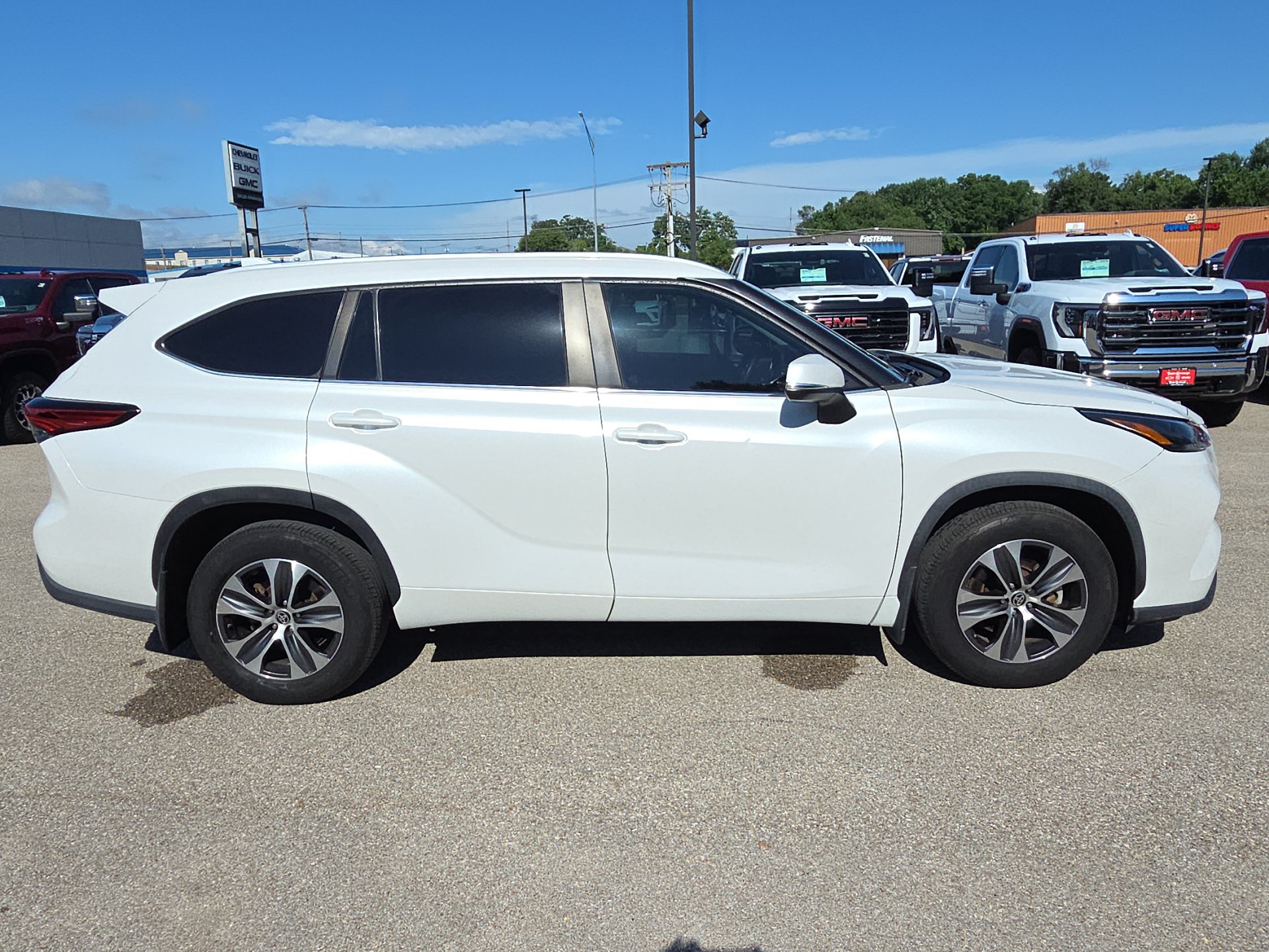 Used 2023 Toyota Highlander XLE AWD/4WD image 9