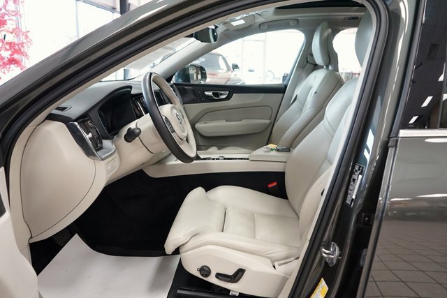 Used 2019 Volvo XC60 T5 Momentum w/ Multimedia Package image 29