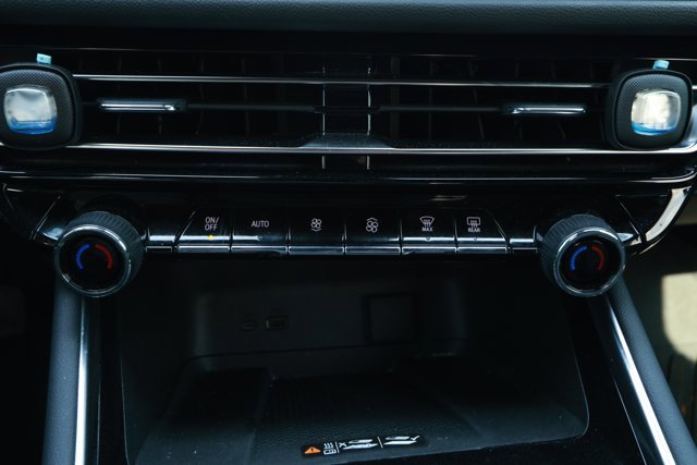 Used 2024 Chevrolet Traverse Z71 image 18