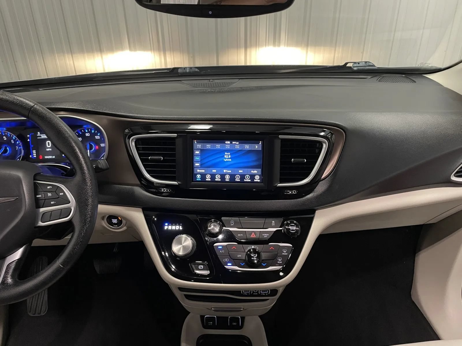 Used 2021 Chrysler Voyager Lxi FWD image 29