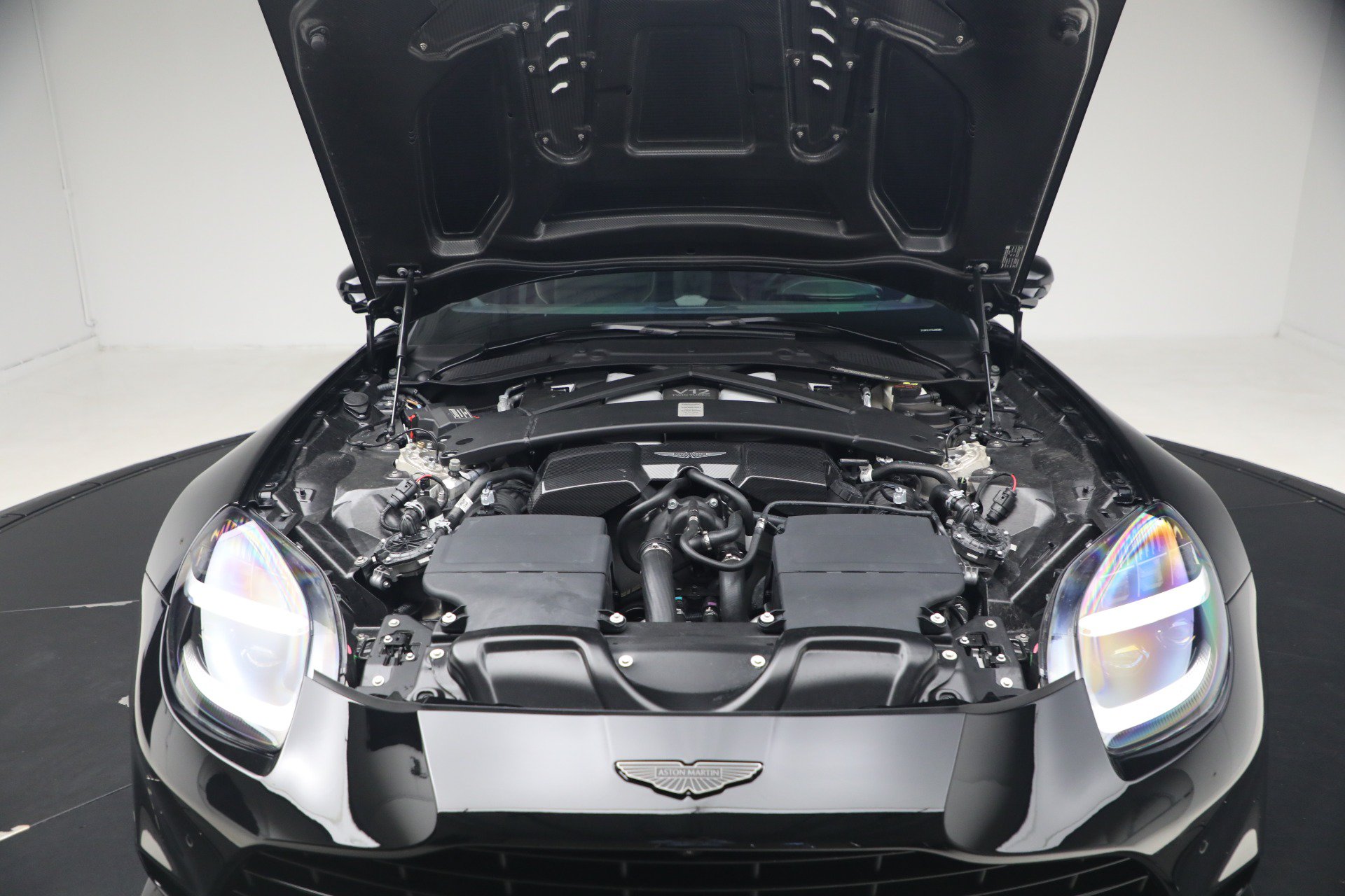 Used 2025 Aston Martin Vanquish RWD image 36