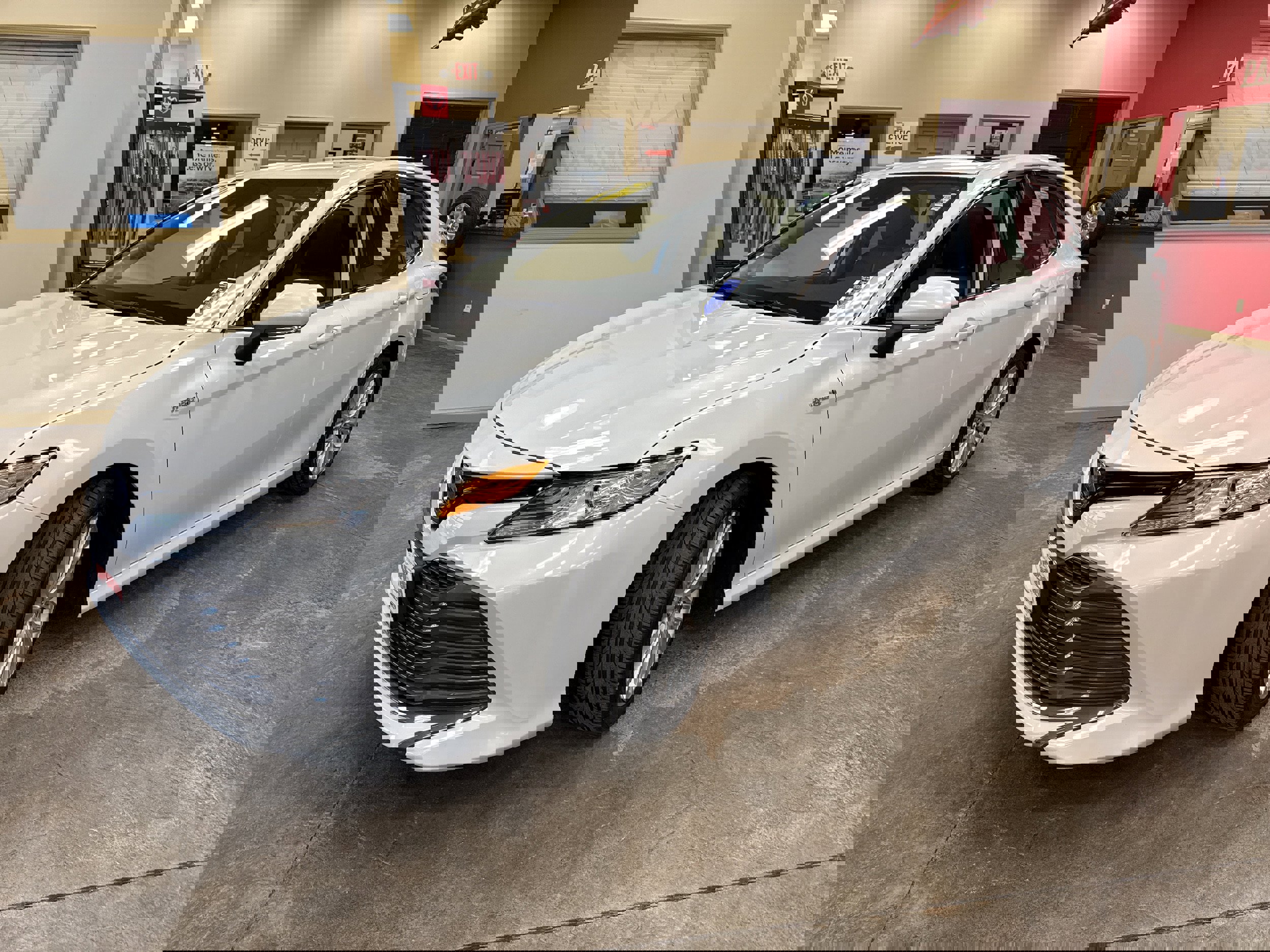 Used 2020 Toyota Camry XLE image 3