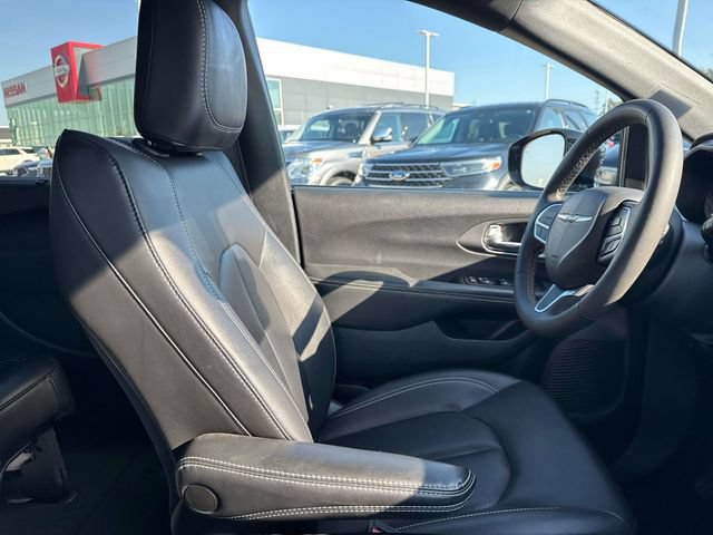 Used 2025 Chrysler Pacifica Select FWD image 14