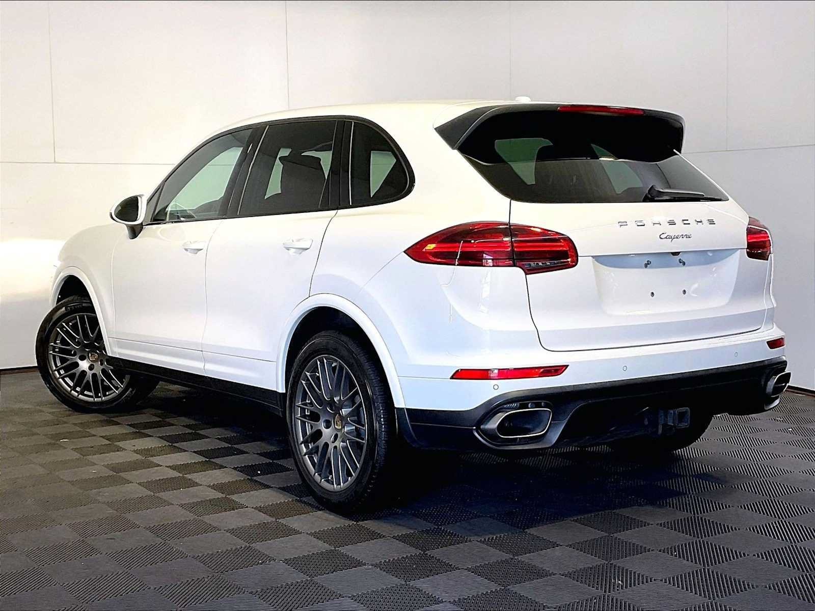 Used 2017 Porsche Cayenne Platinum Edition AWD/4WD image 3
