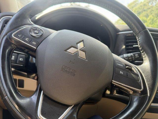 Used 2017 Mitsubishi Outlander SEL AWD/4WD image 19