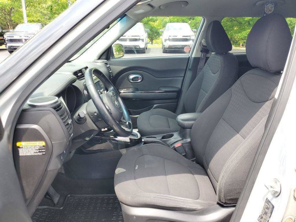 Used 2015 Kia Soul ! FWD image 5