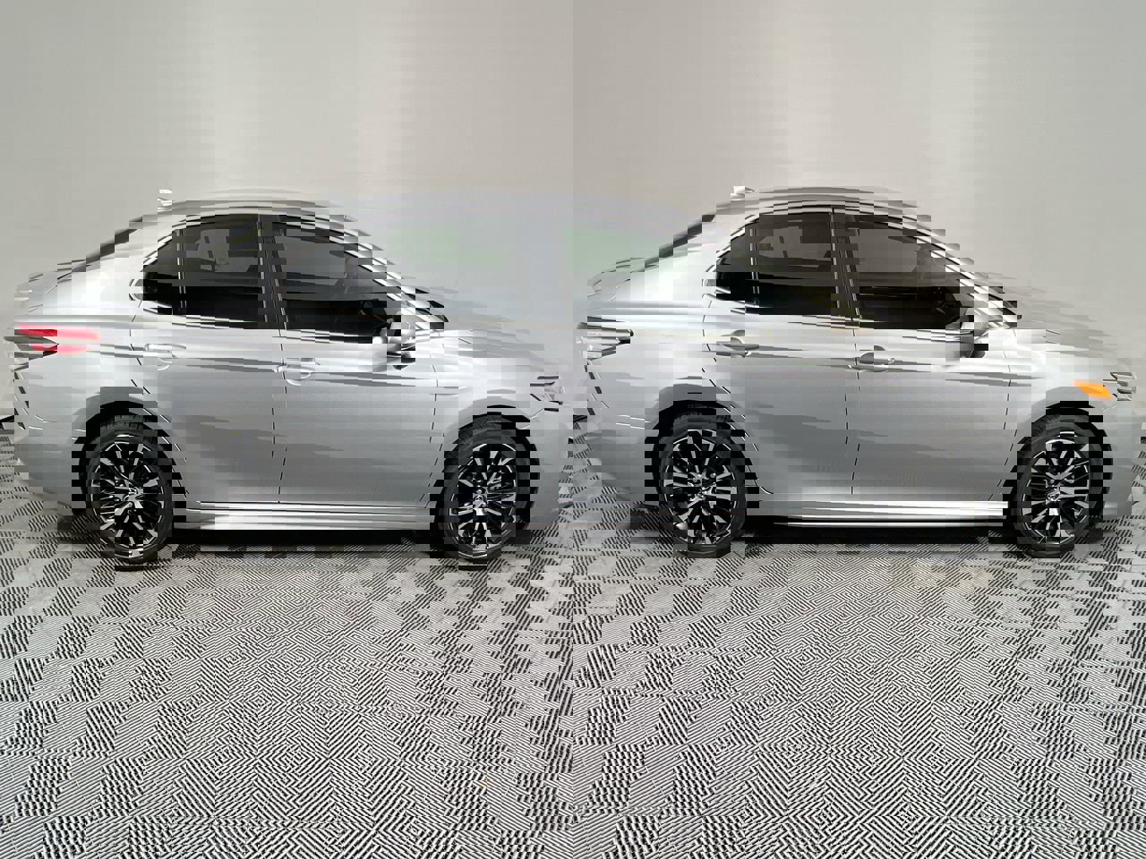 Used 2020 Toyota Camry SE image 2