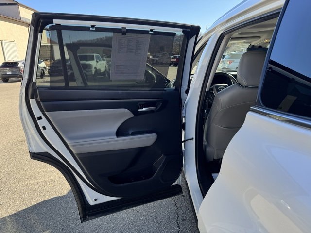 Used 2022 Toyota Highlander XLE image 14