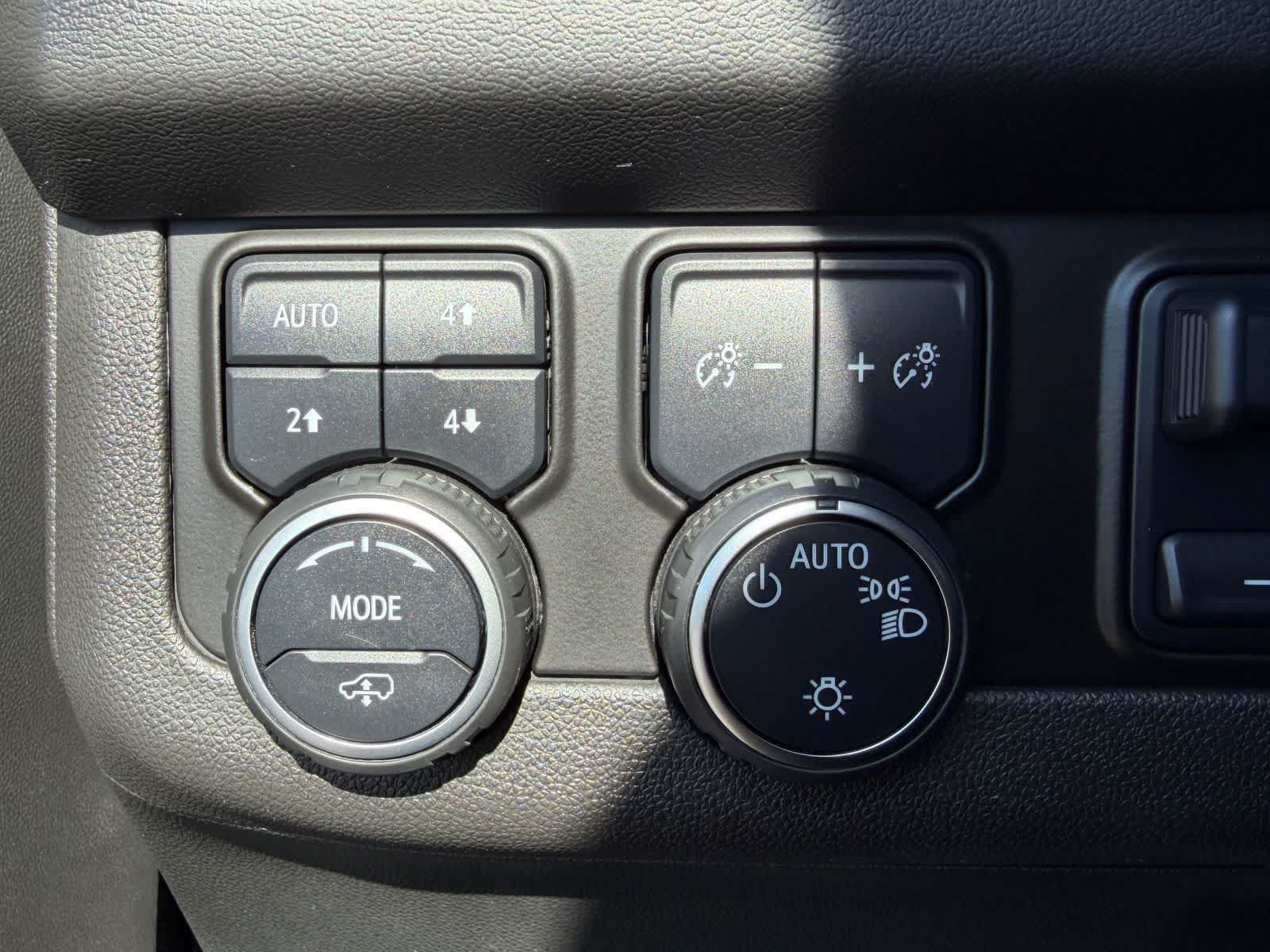 Used 2022 Chevrolet Suburban Z71 w/ Z71 Off-Road Package AWD/4WD image 18