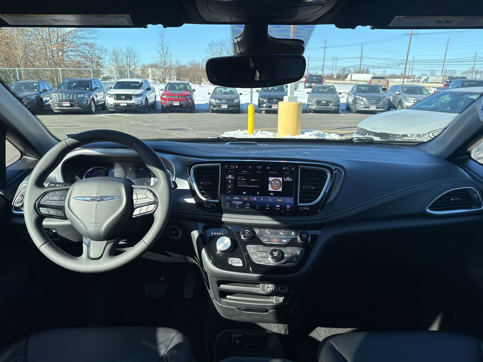 Used 2023 Chrysler Pacifica Touring-L w/ Uconnect Theater Family Group image 18