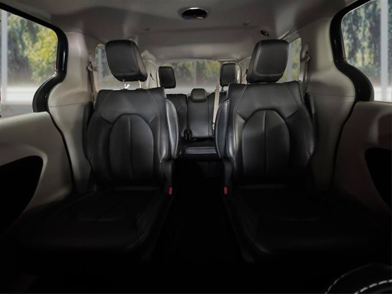 Used 2023 Chrysler Pacifica Touring-L w/ Uconnect Theater Family Group FWD image 15