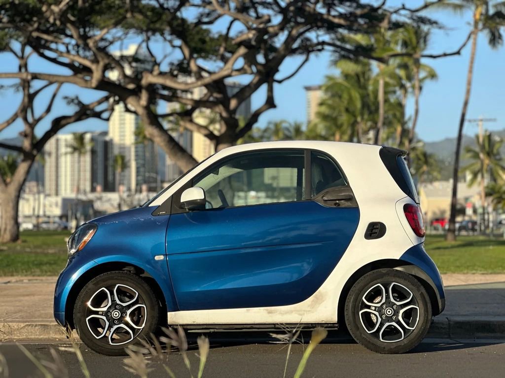 Used 2017 smart fortwo passion image 2
