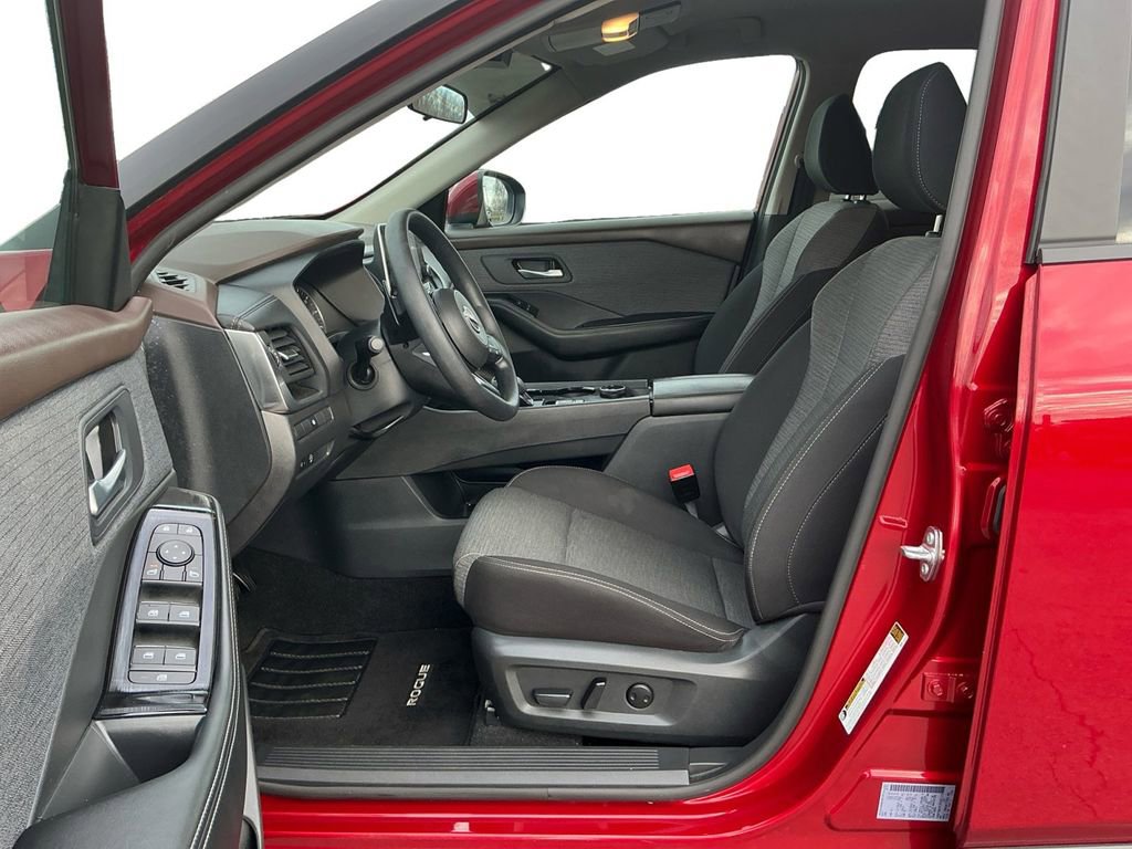 Used 2023 Nissan Rogue SV image 14