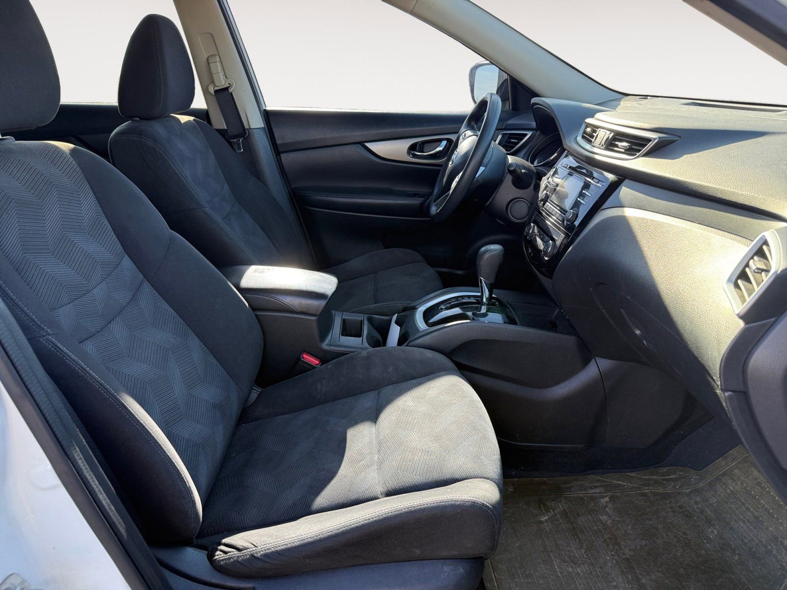 Used 2016 Nissan Rogue SV image 15