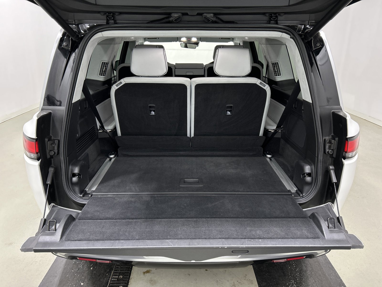 Used 2024 Rivian R1S Adventure AWD/4WD image 15