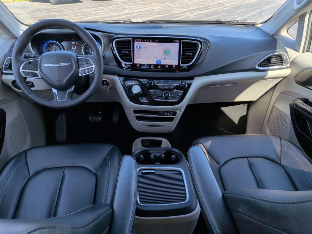 Used 2023 Chrysler Pacifica Touring-L FWD image 2