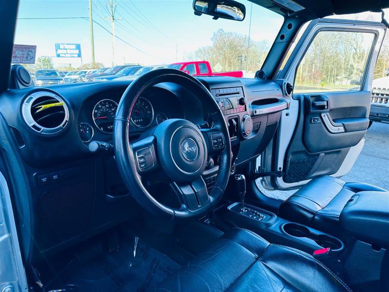 Used 2012 Jeep Wrangler Unlimited Rubicon w/ Max Tow Pkg image 25