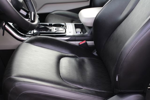 Used 2024 Kia Carnival EX image 32