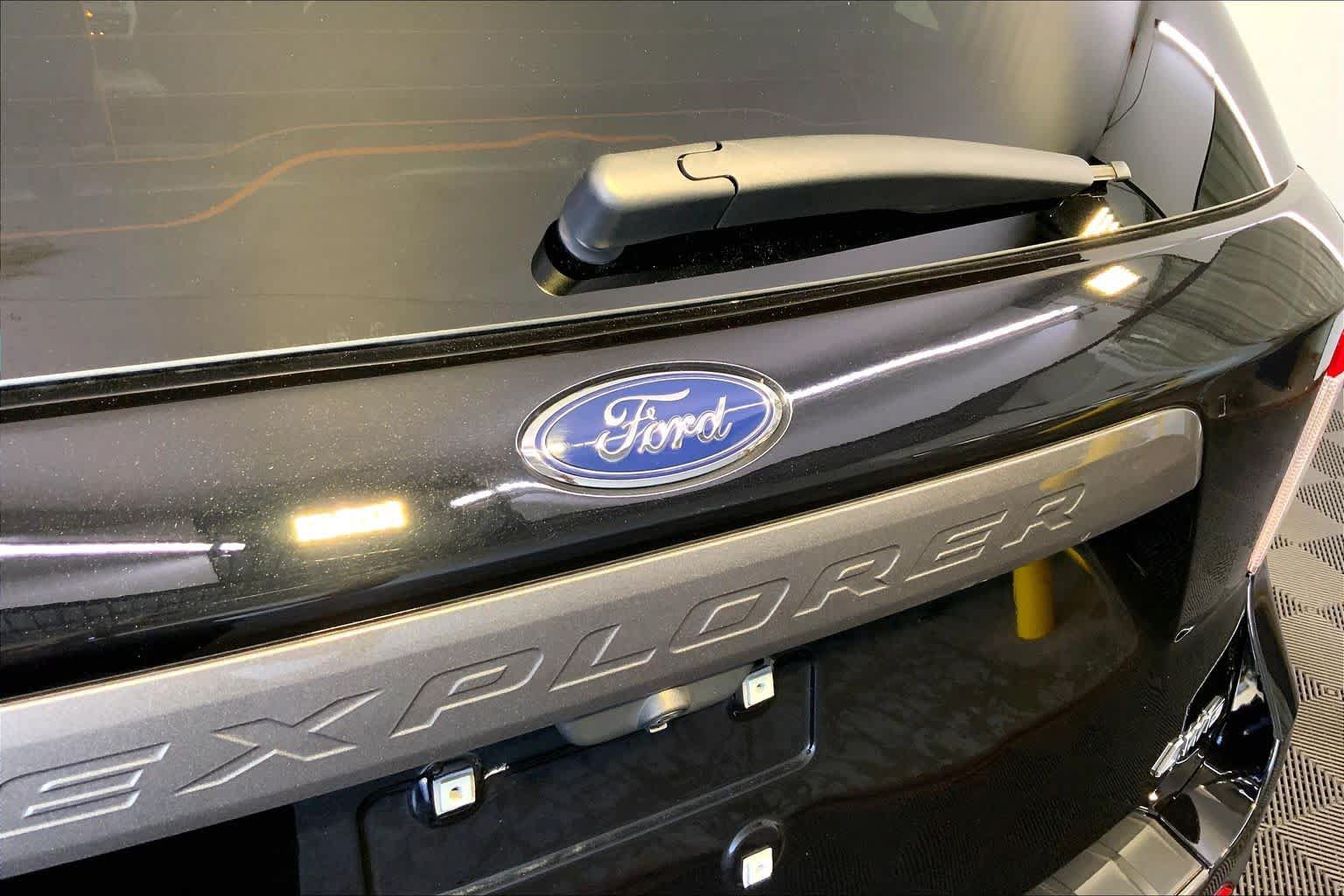 Used 2022 Ford Explorer XLT w/ Equipment Group 202A AWD/4WD image 33