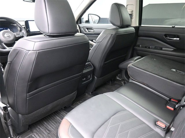 Used 2024 Nissan Pathfinder Platinum w/ Cargo Package image 16