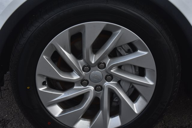 Used 2024 Land Rover Discovery S AWD/4WD image 9