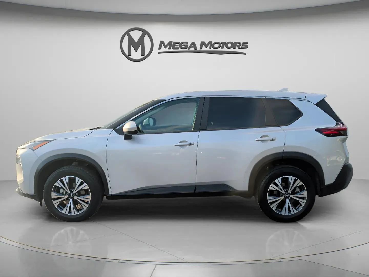 Used 2023 Nissan Rogue SV image 3