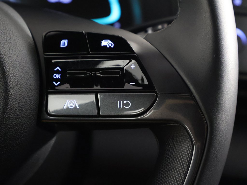 Certified 2025 Hyundai Elantra Sport image 33