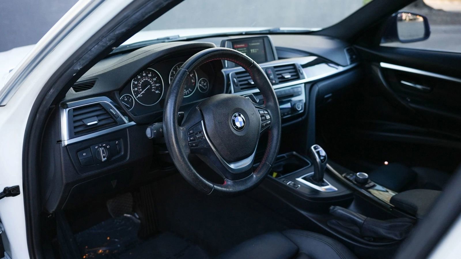 Used 2018 BMW 330i xDrive Sedan w/ Convenience Package image 21