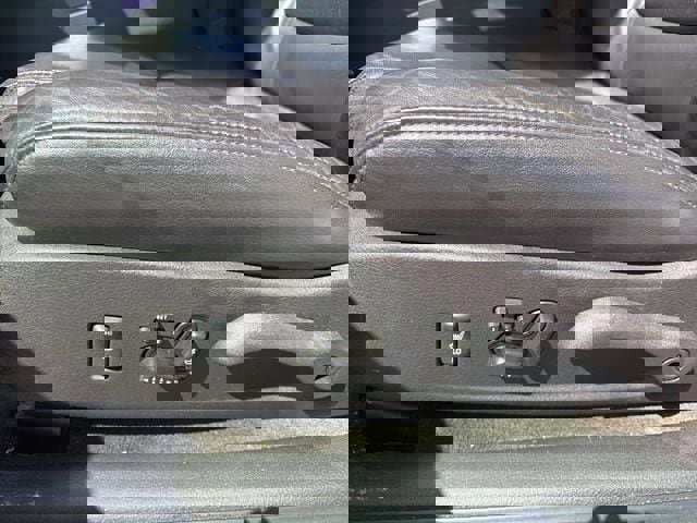 Used 2004 Chevrolet SSR w/ Preferred Equipment Group RWD image 5