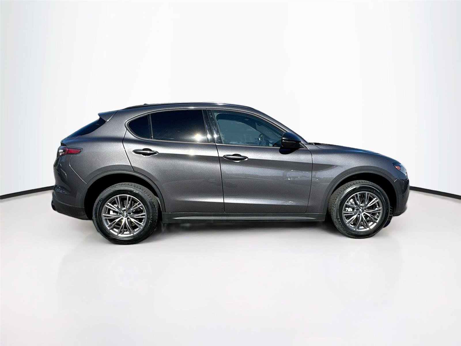 Used 2024 Alfa Romeo Stelvio Sprint image 8