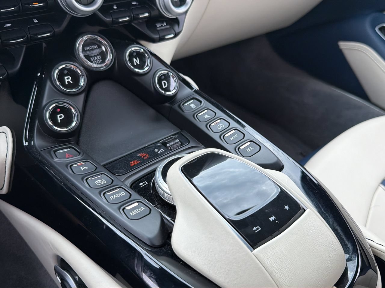 Used 2023 Aston Martin V8 Vantage Roadster RWD image 28