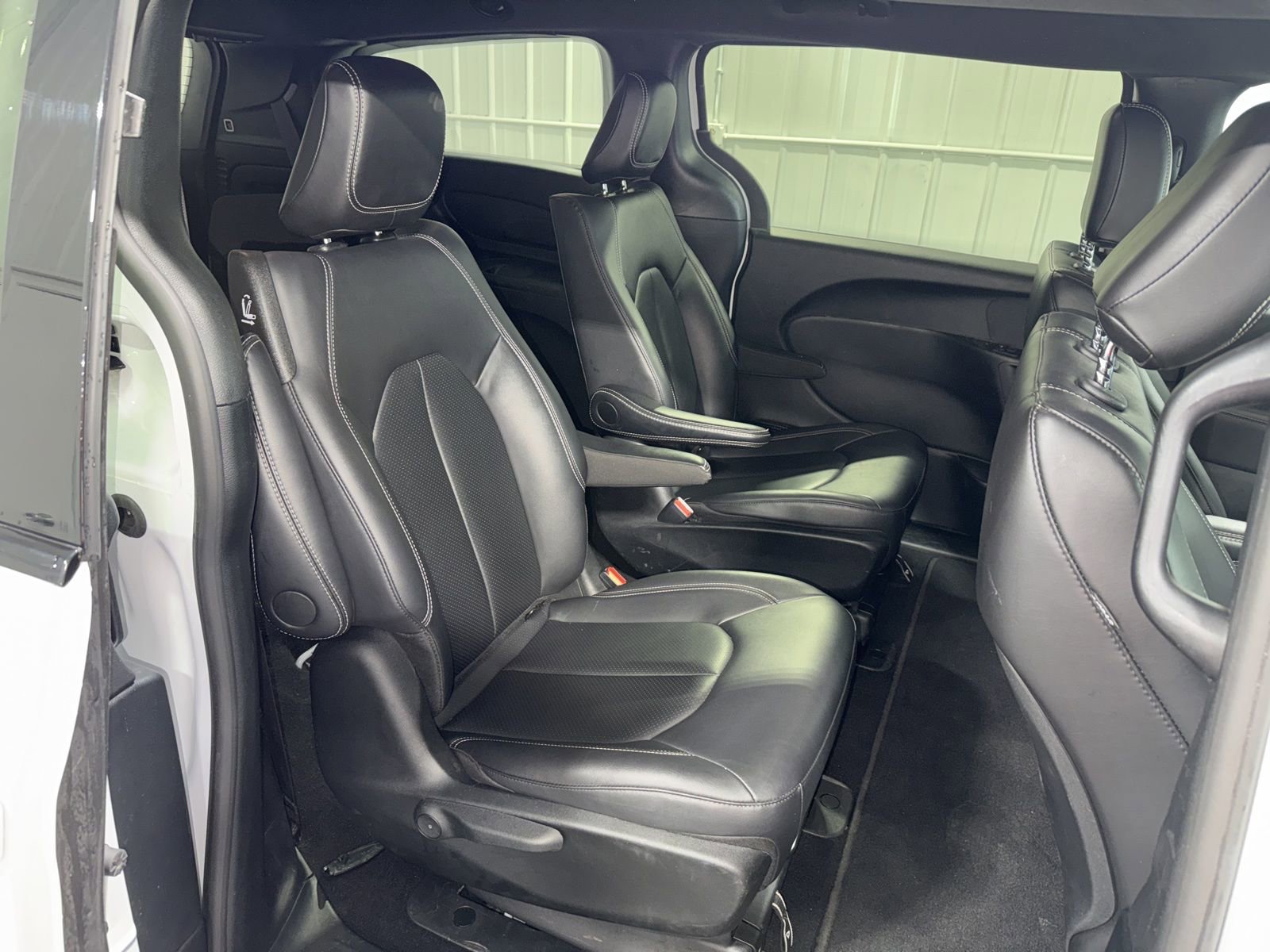 Used 2024 Chrysler Pacifica Select image 12