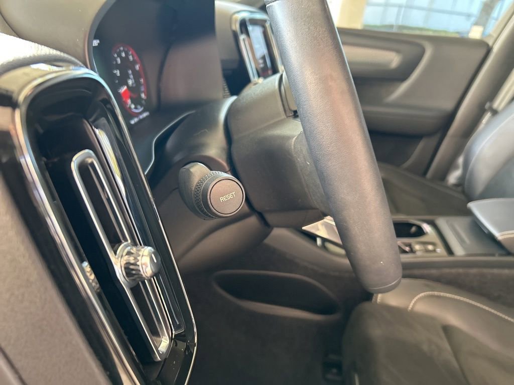 Used 2022 Volvo XC40 T5 R-Design w/ Advanced Package image 41